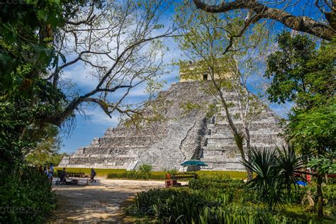 De Tempel van Kukulcán; Een symbool van astronomische kennis en Maya-heerschappij in het 9e-eeuwse Yucatan